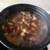 鲜美可口的五花肉炖莲藕做法图解7)