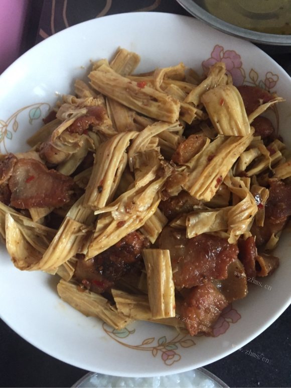 色泽鲜亮的腐竹炒肉