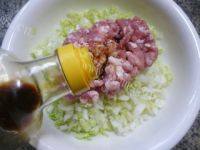 色味俱全的白菜猪肉馅饺子做法图解6)