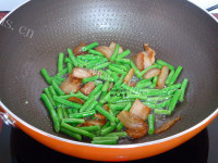 色香味俱全的豆角炒肉片做法图解7)