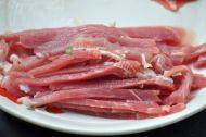 「DIY美食」蒜薹炒肉做法图解2)