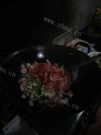 美味的西红柿瘦肉汤做法图解5)