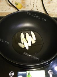 美味的萝卜丝鲫鱼汤做法图解3)