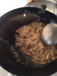 家常菜韭菜炒干豆腐做法图解7)