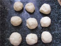 美味的粤式叉烧包做法图解15)
