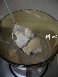 猪脚萝卜汤做法图解3)