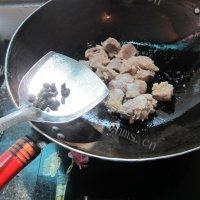 诱人的土豆蒸排骨做法图解7)