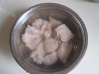 可口的蹄花莲藕汤做法图解2)