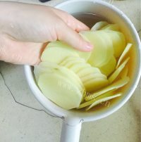 妈妈做的腊肉土豆汤做法图解3)