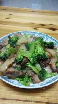 家常菜西兰花炒猪肉