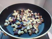 家常菜毛豆烧茄子做法图解2)