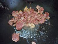 袖珍菇炒肉片做法图解4)