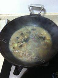 美味的香菇土豆炖鸡腿做法图解3)