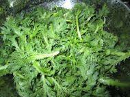 很有食欲的凉拌茼蒿做法图解2)
