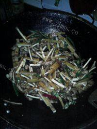家常菜豆干炒肉做法图解11)