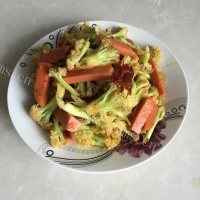 美味的火腿肠煸花椰菜做法图解5)