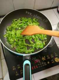 家常菜苦瓜炒牛肉做法图解9)
