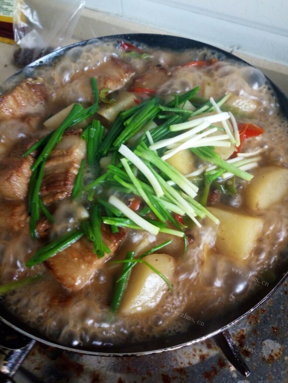 诱人的土豆红烧肉