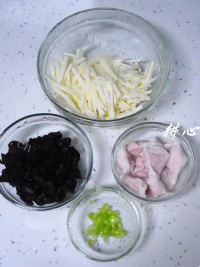茭白木耳鱼饺汤做法图解2)