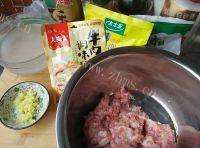美味早餐灌汤小笼包做法图解5)