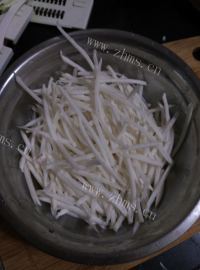 美味的萝卜丝鲫鱼汤做法图解2)