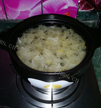 爽口的红枣雪梨炖银耳做法图解4)