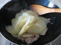喷香的土豆片炒肉做法图解9)