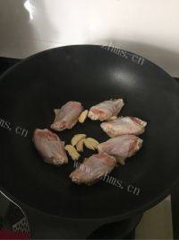美味的盐煎鸡翅做法图解4)