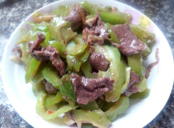 热腾腾的苦瓜炒牛肉