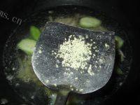 营养丰富的紫菜丝瓜瘦肉汤做法图解10)
