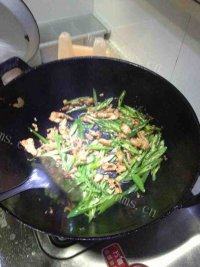 味道不错的青椒炒肉做法图解7)
