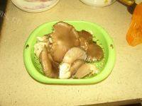 色味俱佳的平菇炒肉片做法图解1)