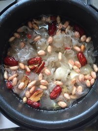 养人的银耳花生红枣羹做法图解9)