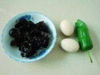 家常菜青椒木耳炒蛋做法图解1)