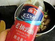 家常笋干红烧肉做法图解7)