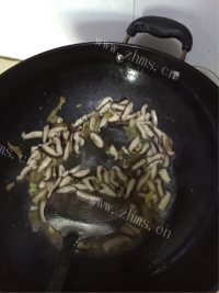 色泽鲜亮的香菇炒鸡蛋做法图解3)