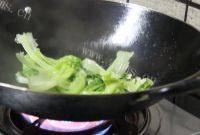 色泽不错的炒生菜做法图解3)