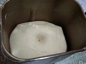 自制豆沙馅餐包做法图解3)