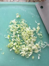 美味的炸猪肉丸子做法图解2)
