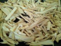 美味的农家笋干炒腊肉做法图解2)