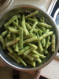 色味俱佳的豆角焖饭做法图解2)