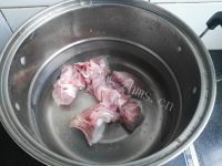 热腾腾的胡萝卜山药炖排骨做法图解3)