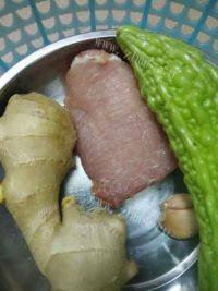 家常菜苦瓜瘦肉汤做法图解1)