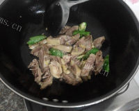 美味的杏鲍菇焖鸭肉做法图解3)