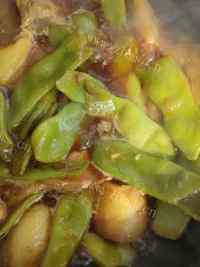 风味油豆角焖面做法图解4)