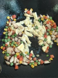 美味的什锦蛋炒饭做法图解5)