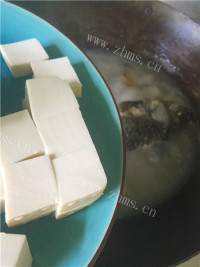 营养的奶香鲫鱼豆腐汤做法图解6)