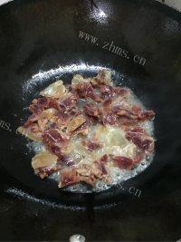 色泽鲜亮的蒜苔炒腊肉做法图解3)