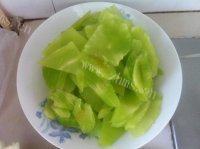 家常菜莴苣炒肉做法图解1)