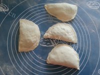 诱人的韭菜盒子做法图解9)